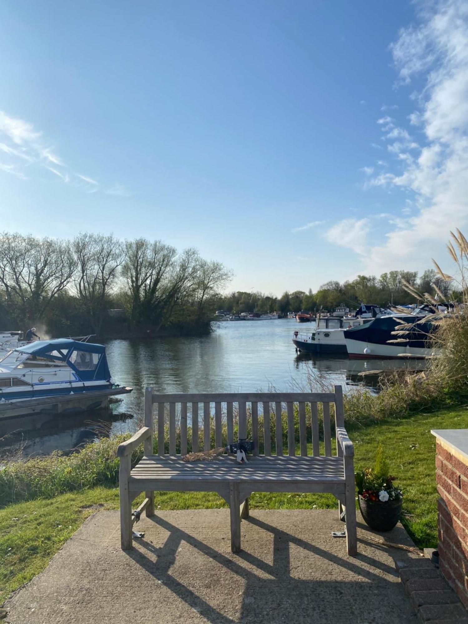 The River Thames - Surrey Boat * Thorpe (Surrey)