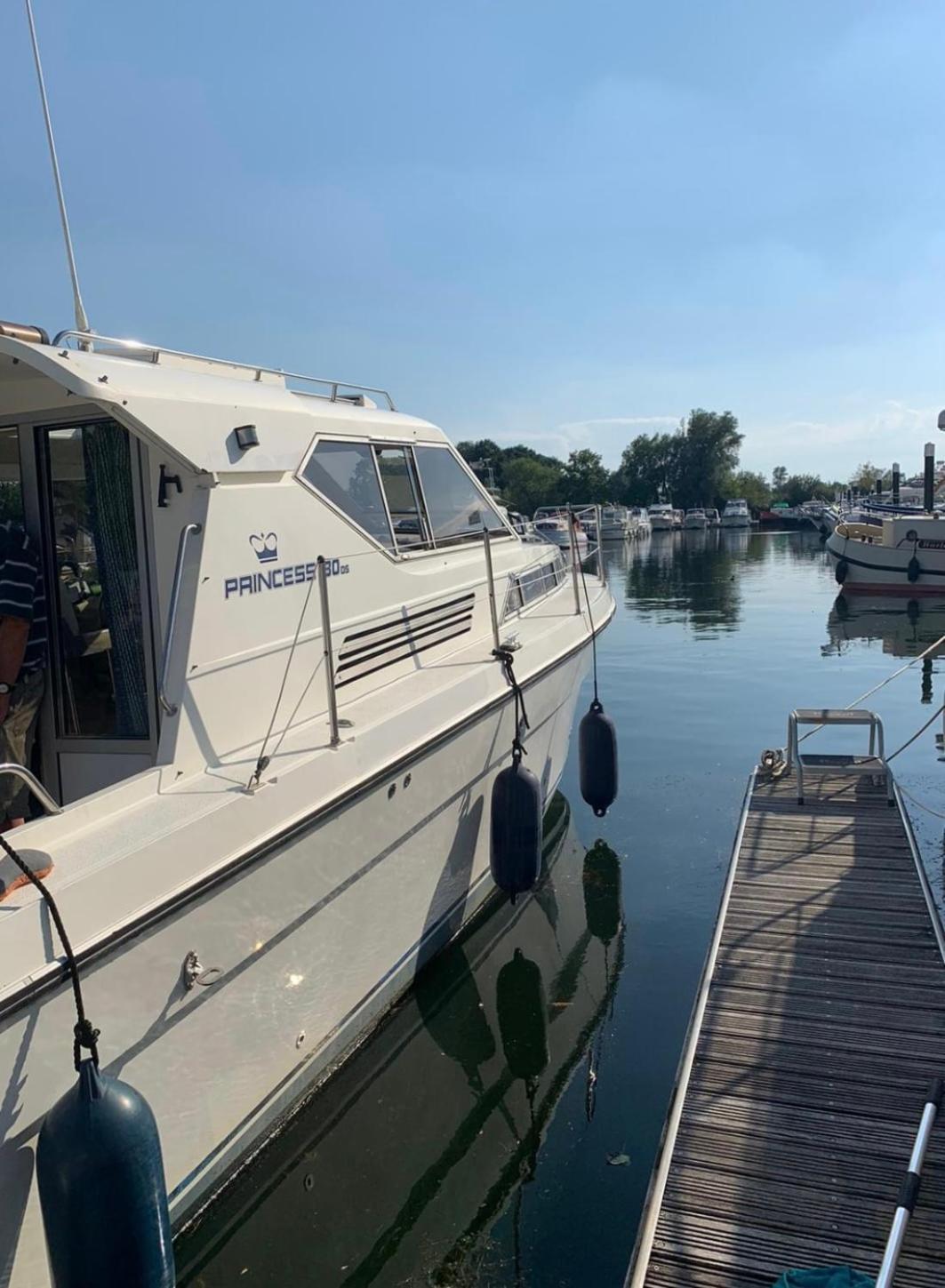 The River Thames - Surrey Boat Botel Thorpe (Surrey)