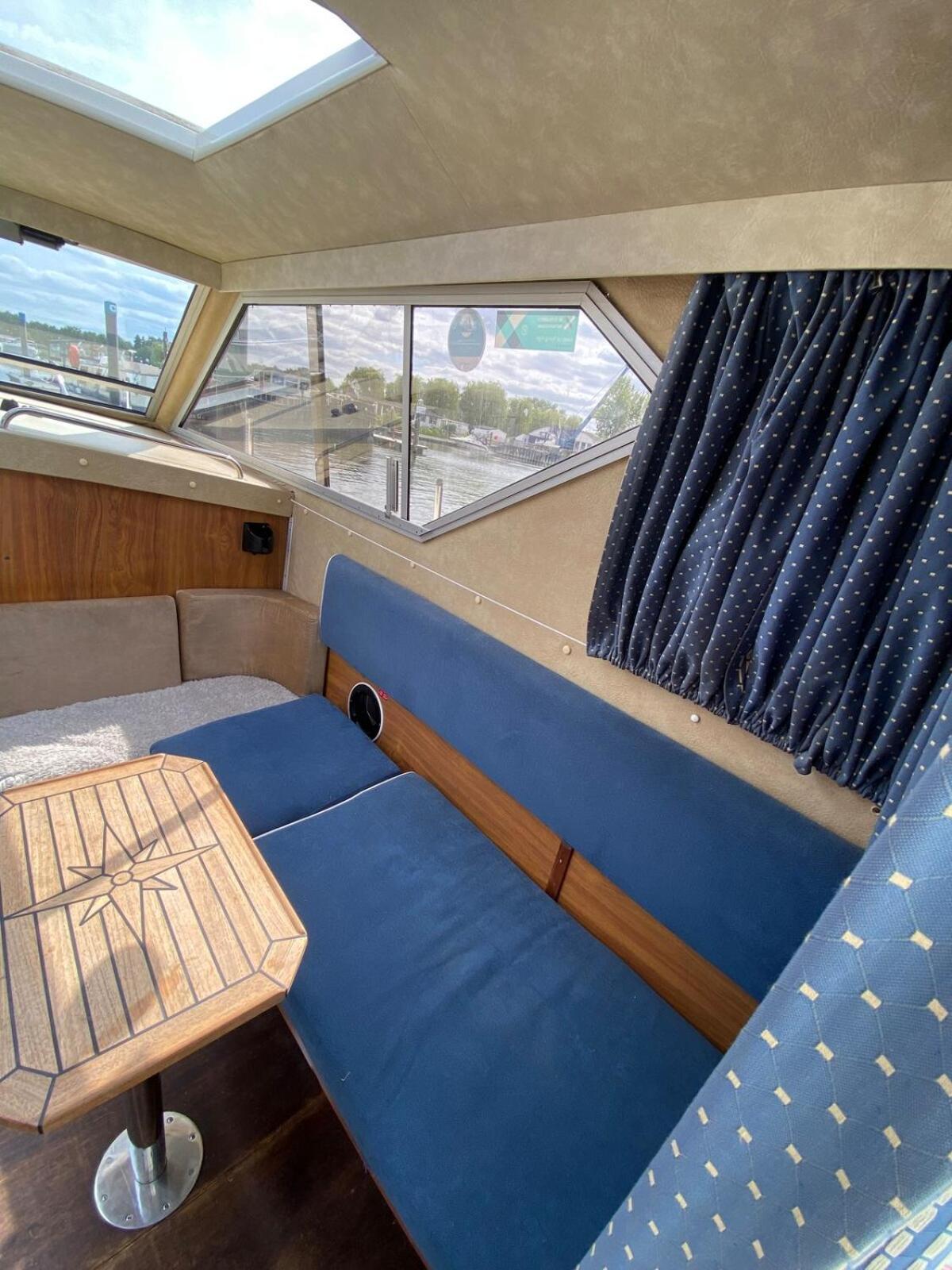 The River Thames - Surrey Boat Botel Thorpe (Surrey)